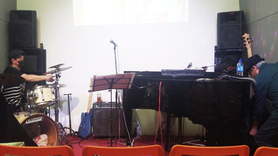 142_0852-piano.jpg